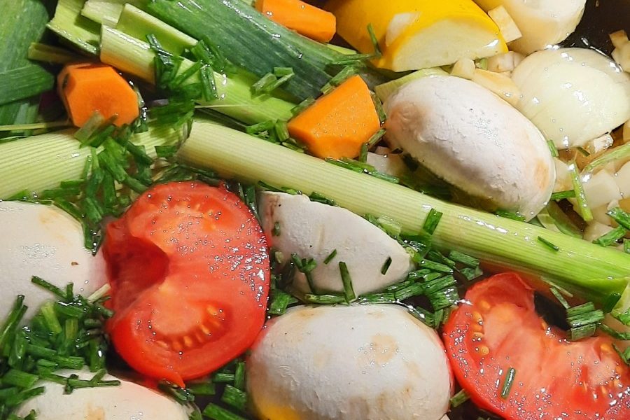 Bunte Gemüse-Mischung mit Tomaten, Champignons, Karotten und Frühlingszwiebeln.